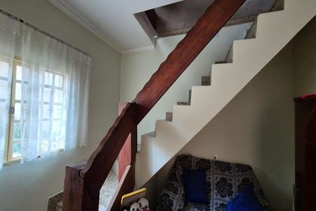 Casa à venda com 170m², 4 quartos e 2 vagas Casa à venda com 170m², 4 quartos e 2 vagasEscada