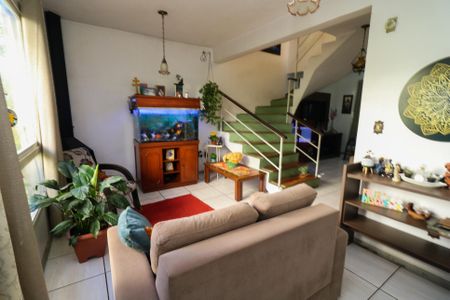 Sala de casa de condomínio à venda com 3 quartos, 157m² em Santo Antônio, Porto Alegre