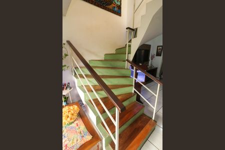 Casa de condomínio à venda com 157m², 3 quartos e 1 vagaEscada