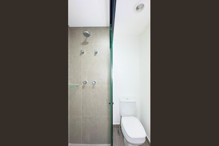 Banheiro de kitnet/studio para alugar com 1 quarto, 25m² em Brooklin, São Paulo