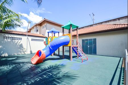 Casa de condomínio à venda com 180m², 3 quartos e 2 vagas Casa de condomínio à venda com 180m², 3 quartos e 2 vagasÁrea comum - Playground