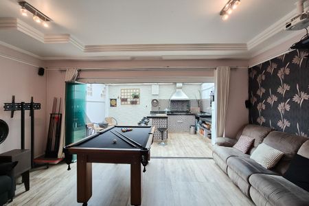 Casa de condomínio à venda com 180m², 3 quartos e 2 vagas Casa de condomínio à venda com 180m², 3 quartos e 2 vagasÁrea gourmet