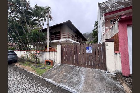Casa de condomínio à venda com 600m², 6 quartos e 3 vagasFachada