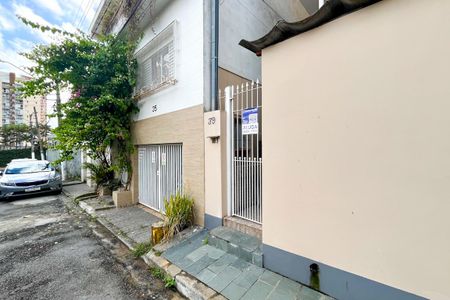 Casa para alugar com 100m², 2 quartos e sem vaga Casa para alugar com 100m², 2 quartos e sem vagaFachada