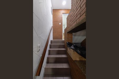 Casa à venda com 138m², 3 quartos e 2 vagas Casa à venda com 138m², 3 quartos e 2 vagasEscadas