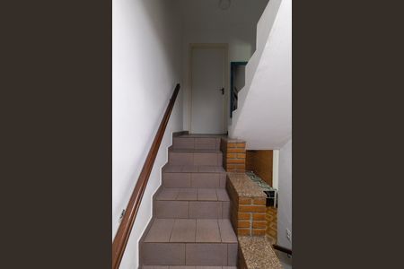 Casa à venda com 138m², 3 quartos e 2 vagas Casa à venda com 138m², 3 quartos e 2 vagasEscadas