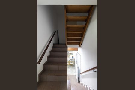 Casa à venda com 138m², 3 quartos e 2 vagas Casa à venda com 138m², 3 quartos e 2 vagasEscadas