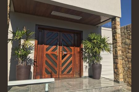 Casa à venda com 550m², 1 quarto e 2 vagas Casa à venda com 550m², 1 quarto e 2 vagasFachada