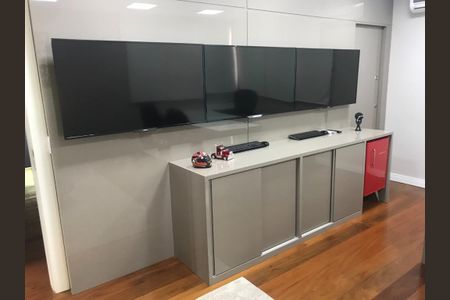 Casa à venda com 550m², 1 quarto e 2 vagas Casa à venda com 550m², 1 quarto e 2 vagasSala