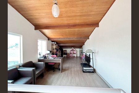 Casa à venda com 270m², 4 quartos e 4 vagas