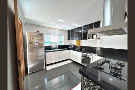 Casa à venda com 270m², 4 quartos e 4 vagas