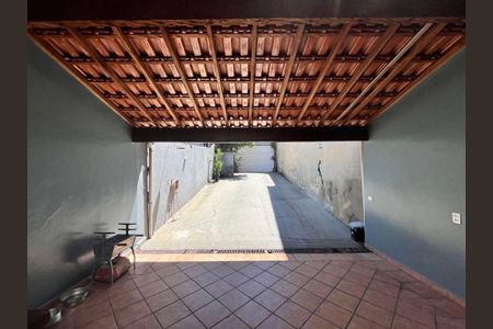 Casa à venda com 106m², 2 quartos e 6 vagas
