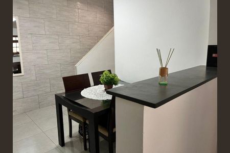 Casa à venda com 106m², 2 quartos e 6 vagas
