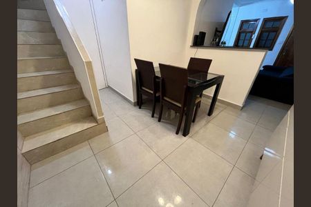Casa à venda com 106m², 2 quartos e 6 vagas