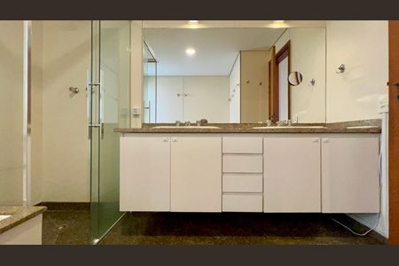 Apartamento à venda com 265m², 4 quartos e 3 vagas Apartamento à venda com 265m², 4 quartos e 3 vagasBanheiro da Suíte 2