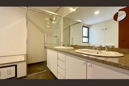 Apartamento à venda com 265m², 4 quartos e 3 vagas Apartamento à venda com 265m², 4 quartos e 3 vagasBanheiro da Suíte 2
