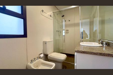 Apartamento à venda com 265m², 4 quartos e 3 vagas Apartamento à venda com 265m², 4 quartos e 3 vagasBanheiro da Suíte 1