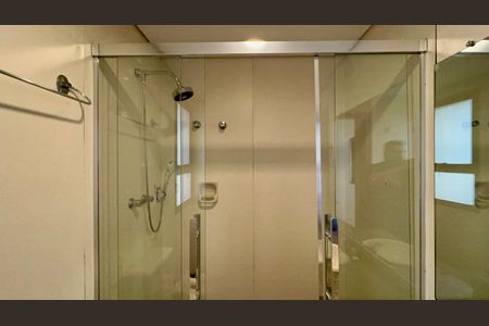 Apartamento à venda com 265m², 4 quartos e 3 vagas Apartamento à venda com 265m², 4 quartos e 3 vagasBanheiro da Suíte 1