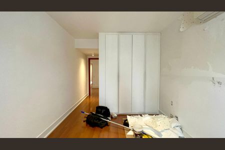 Apartamento à venda com 265m², 4 quartos e 3 vagas Apartamento à venda com 265m², 4 quartos e 3 vagasSuíte 1