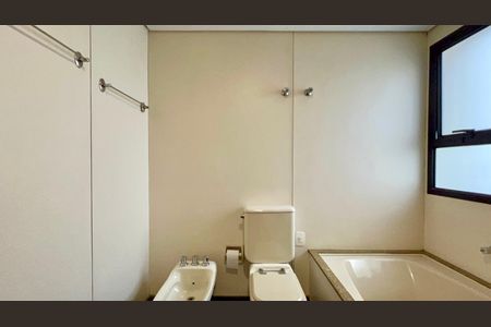 Apartamento à venda com 265m², 4 quartos e 3 vagas Apartamento à venda com 265m², 4 quartos e 3 vagasBanheiro da Suíte 2