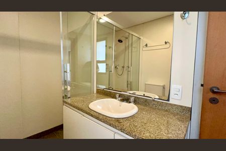 Apartamento à venda com 265m², 4 quartos e 3 vagas Apartamento à venda com 265m², 4 quartos e 3 vagasBanheiro da Suíte 1