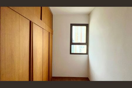 Apartamento à venda com 265m², 4 quartos e 3 vagas Apartamento à venda com 265m², 4 quartos e 3 vagasQuarto de Serviço 2