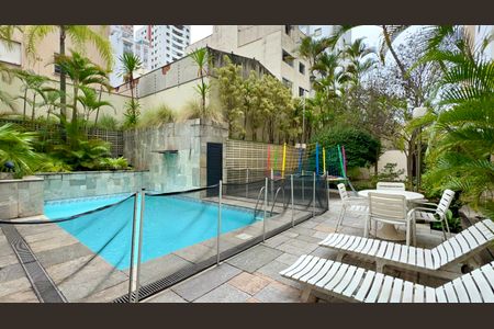 Apartamento à venda com 265m², 4 quartos e 3 vagas Apartamento à venda com 265m², 4 quartos e 3 vagasÁrea comum - Piscina