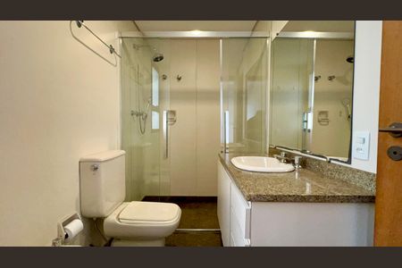 Apartamento à venda com 265m², 4 quartos e 3 vagas Apartamento à venda com 265m², 4 quartos e 3 vagasBanheiro da Suíte 1