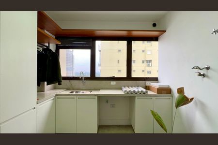 Apartamento à venda com 265m², 4 quartos e 3 vagas Apartamento à venda com 265m², 4 quartos e 3 vagasÁrea de Serviço