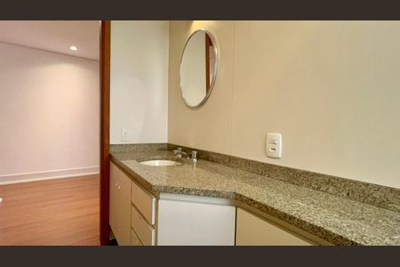 Apartamento à venda com 265m², 4 quartos e 3 vagas Apartamento à venda com 265m², 4 quartos e 3 vagasBanheiro