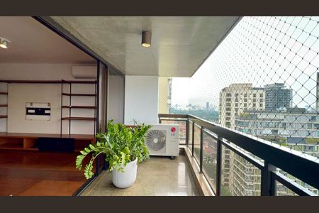 Apartamento à venda com 265m², 4 quartos e 3 vagas Apartamento à venda com 265m², 4 quartos e 3 vagasVaranda