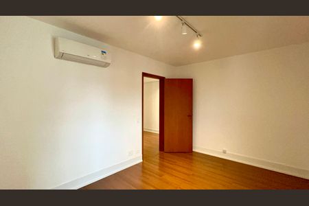 Apartamento à venda com 265m², 4 quartos e 3 vagas Apartamento à venda com 265m², 4 quartos e 3 vagasQuarto 1