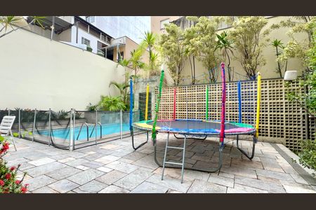 Apartamento à venda com 265m², 4 quartos e 3 vagas Apartamento à venda com 265m², 4 quartos e 3 vagasÁrea comum - Piscina