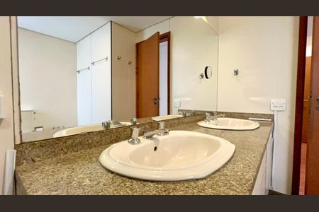 Apartamento à venda com 265m², 4 quartos e 3 vagas Apartamento à venda com 265m², 4 quartos e 3 vagasBanheiro da Suíte 2