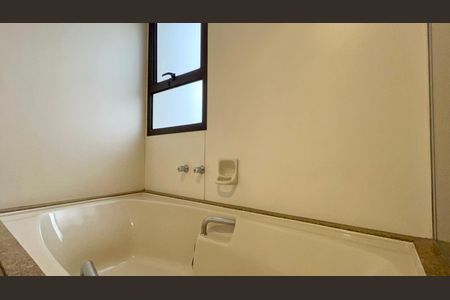 Apartamento à venda com 265m², 4 quartos e 3 vagas Apartamento à venda com 265m², 4 quartos e 3 vagasBanheiro da Suíte 2
