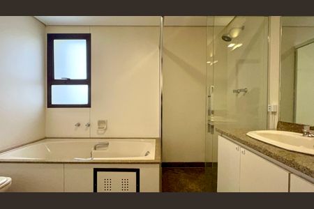 Apartamento à venda com 265m², 4 quartos e 3 vagas Apartamento à venda com 265m², 4 quartos e 3 vagasBanheiro da Suíte 2