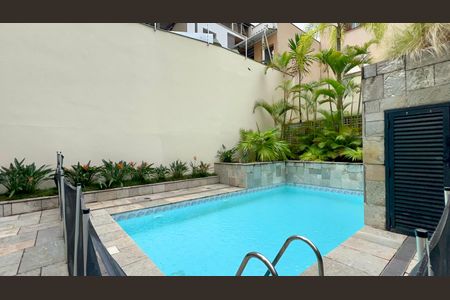 Apartamento à venda com 265m², 4 quartos e 3 vagas Apartamento à venda com 265m², 4 quartos e 3 vagasÁrea comum - Piscina