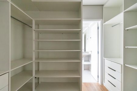 Apartamento à venda com 150m², 3 quartos e 3 vagas Apartamento à venda com 150m², 3 quartos e 3 vagasCloset da Suíte 2