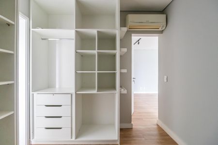 Apartamento à venda com 150m², 3 quartos e 3 vagas Apartamento à venda com 150m², 3 quartos e 3 vagasCloset da Suíte 2