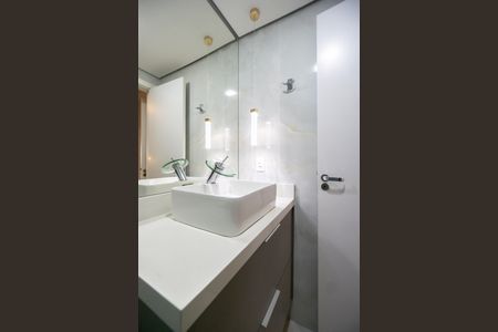 Apartamento à venda com 74m², 2 quartos e 1 vaga Apartamento à venda com 74m², 2 quartos e 1 vagaBanheiro da suíte
