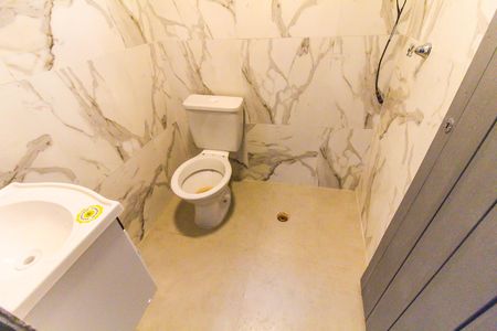 Banheiro de casa para alugar com 1 quarto, 35m² em Jardim Camargo Novo, São Paulo