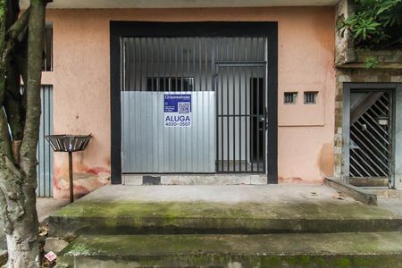 Casa para alugar com 35m², 1 quarto e sem vaga Casa para alugar com 35m², 1 quarto e sem vagaFachada + Placa