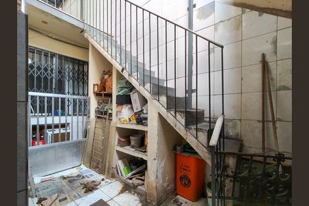 Casa à venda com 340m², 4 quartos e 1 vaga Casa à venda com 340m², 4 quartos e 1 vagaEscada