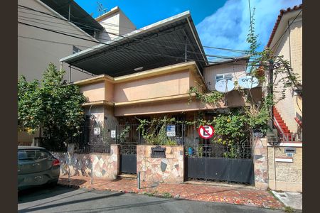 Casa à venda com 340m², 4 quartos e 1 vaga Casa à venda com 340m², 4 quartos e 1 vagaFachada