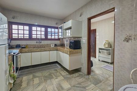 Casa de condomínio para alugar com 300m², 4 quartos e 3 vagas
