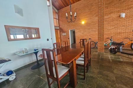 Casa de condomínio para alugar com 300m², 4 quartos e 3 vagas