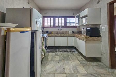 Casa de condomínio para alugar com 300m², 4 quartos e 3 vagas