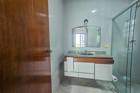 Casa de condomínio para alugar com 300m², 4 quartos e 3 vagas