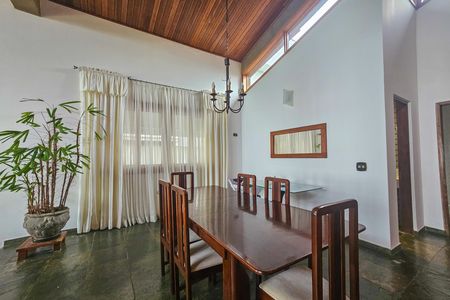 Casa de condomínio para alugar com 300m², 4 quartos e 3 vagas