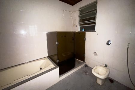 Casa à venda com 362m², 5 quartos e 2 vagasBanheiro 2